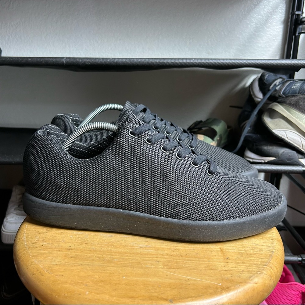 Atom r 37 triple black lace sneakers